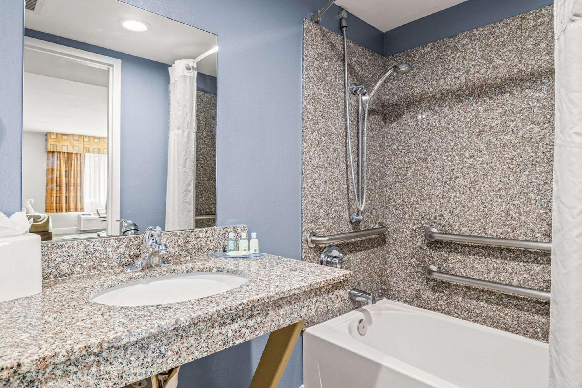 Quality Inn & Suites Tampa-Ybor City Экстерьер фото